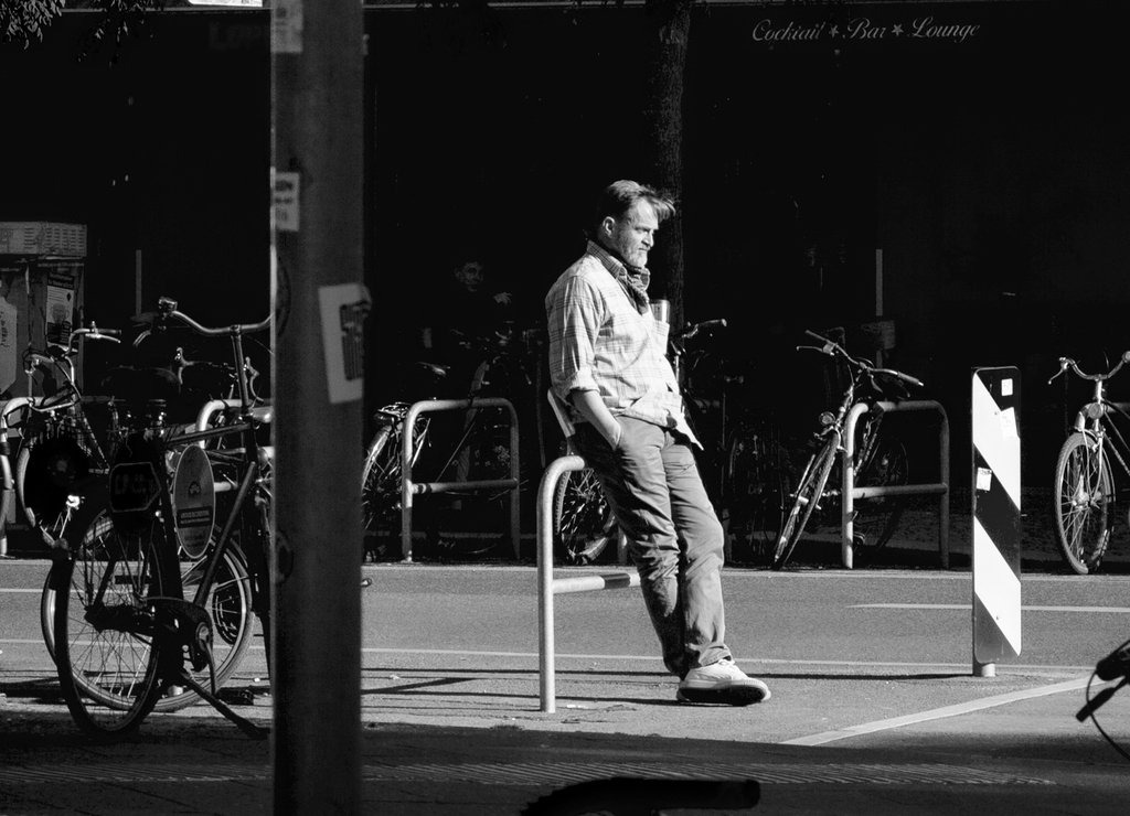 Man leaning against a post in Bergmannkiez Berlin