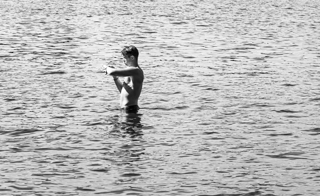 Bather/Swimmer in Friedrichshagen , Müggelsee, Berlin. Photo: Sean P. Durham, Berlin, 2022 - copyright.